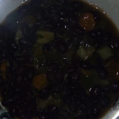 A picture of Njahi stew.