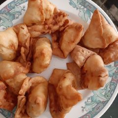 A picture of Aloo kay samosay.