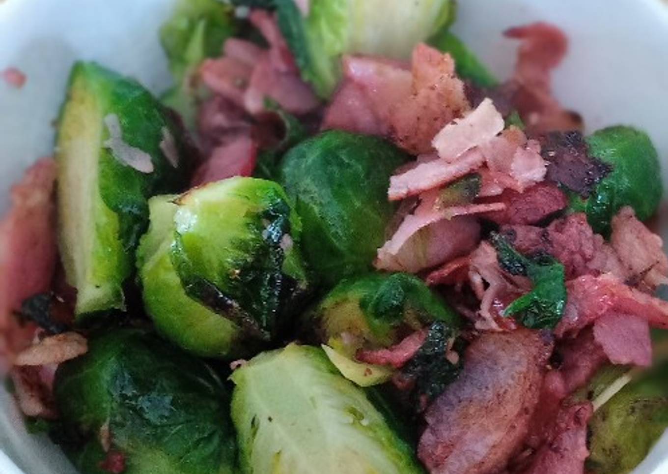 Salteado de repollitos de Bruselas y panceta