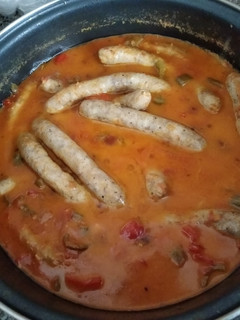 Una foto de Salchichas de payés con pimientos y tomate