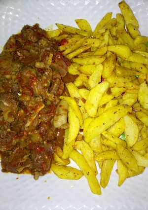 A picture of Fried potatoes with sauce.