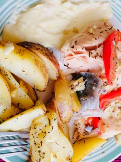Una foto de Salmón al horno con salsa al limón y papas a las finas hierbas 😋👌