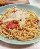 Spagetti koktélparadicsommal és bazsalikommal