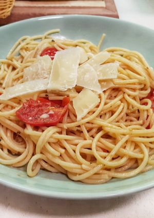 Spagetti koktélparadicsommal és bazsalikommal recept fotója
