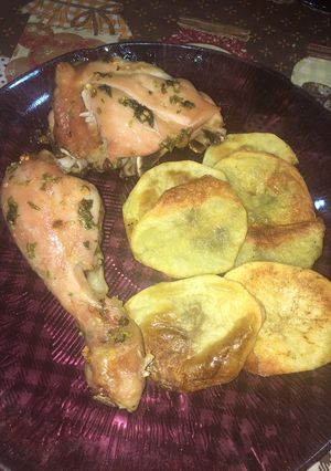 Una foto de Pollo y papas al horno 👩🏻‍🍳