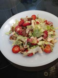 Una foto de Ensalada de fresas, dátiles, queso y frutos secos
