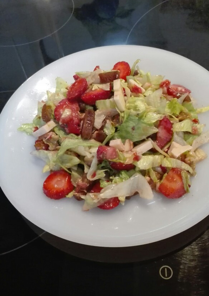 Una foto de Ensalada de fresas, dátiles, queso y frutos secos