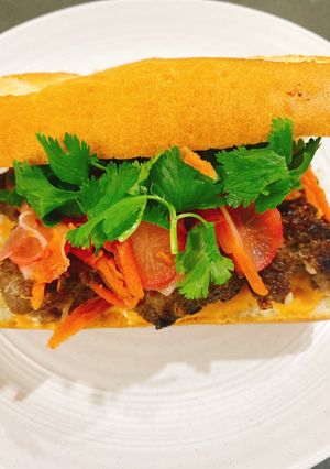 Hình của món Bánh mì xá xíu bò.