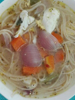 Una foto de Sopa de fideos vegetariana 🌾