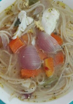 Una foto de Sopa de fideos vegetariana 🌾