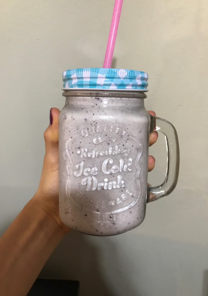 Una foto de Súper licuado de banana y arándanos!