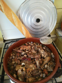 Una foto de Pollo con caracoles y conejo
