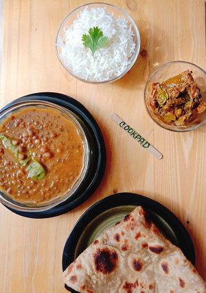A picture of Masoor Dal with roti & chawal.
