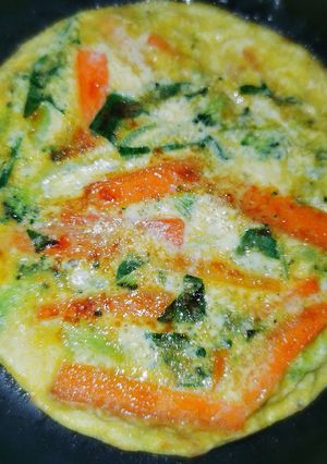Una foto de Tortas de huevo con brócoli zanahoria cebollino y queso. 🥦🥕🧀