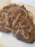 Bistec de Res Encebollado