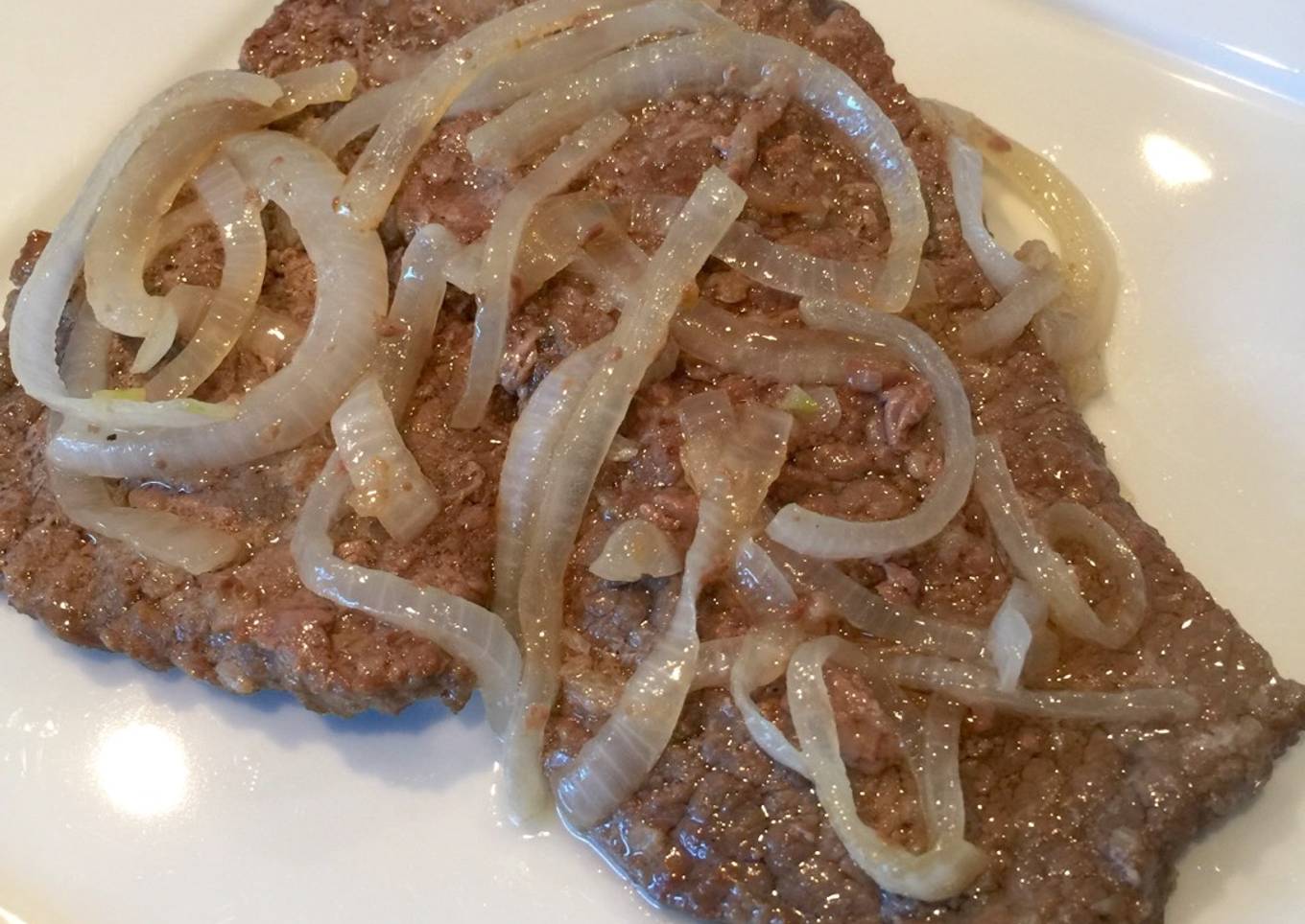 Bistec de Res Encebollado