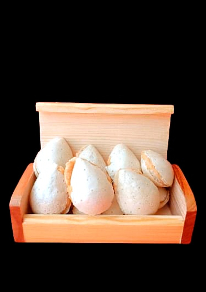 Una foto de Almendras rellenas de turrón