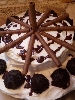 Una foto de Torta de chocolate con trufas y barquillos