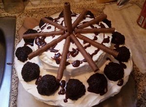 Una foto de Torta de chocolate con trufas y barquillos