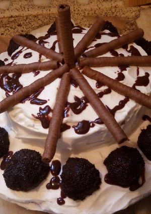 Una foto de Torta de chocolate con trufas y barquillos
