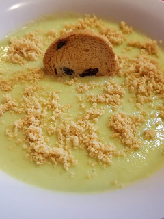 Una foto de Crema de calabacín con aguacate y cacahuetes