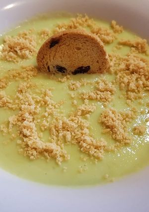 Foto principal de Crema de calabacín con aguacate y cacahuetes