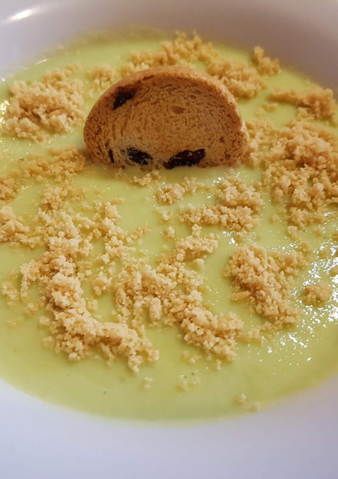 Una foto de Crema de calabacín con aguacate y cacahuetes