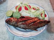 Una foto de jurel frito