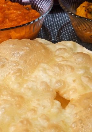A picture of Halwa poori with chana salan.