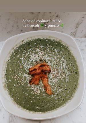 Una foto de Crema de espinaca, tallos de brócoli y puerro. Sostenible 🌿✨
