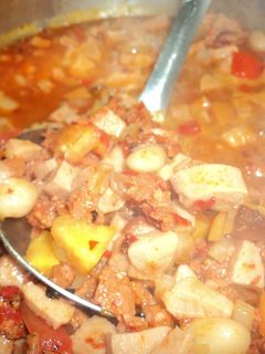 Una foto de Frijoles charros con piña y manzana