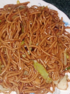 चाऊमिन (chowmein recipe in hindi) रेसिपी मुख्य फोटो