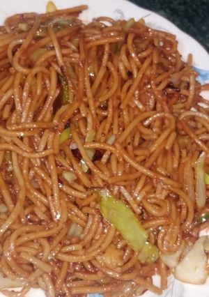 चाऊमिन (chowmein recipe in hindi) रेसिपी मुख्य फोटो
