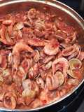 Chipirones con almejas y gambas en marinera corta