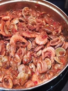 Una foto de Chipirones con almejas y gambas en marinera corta