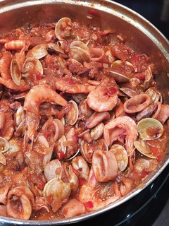 Una foto de Chipirones con almejas y gambas en marinera corta