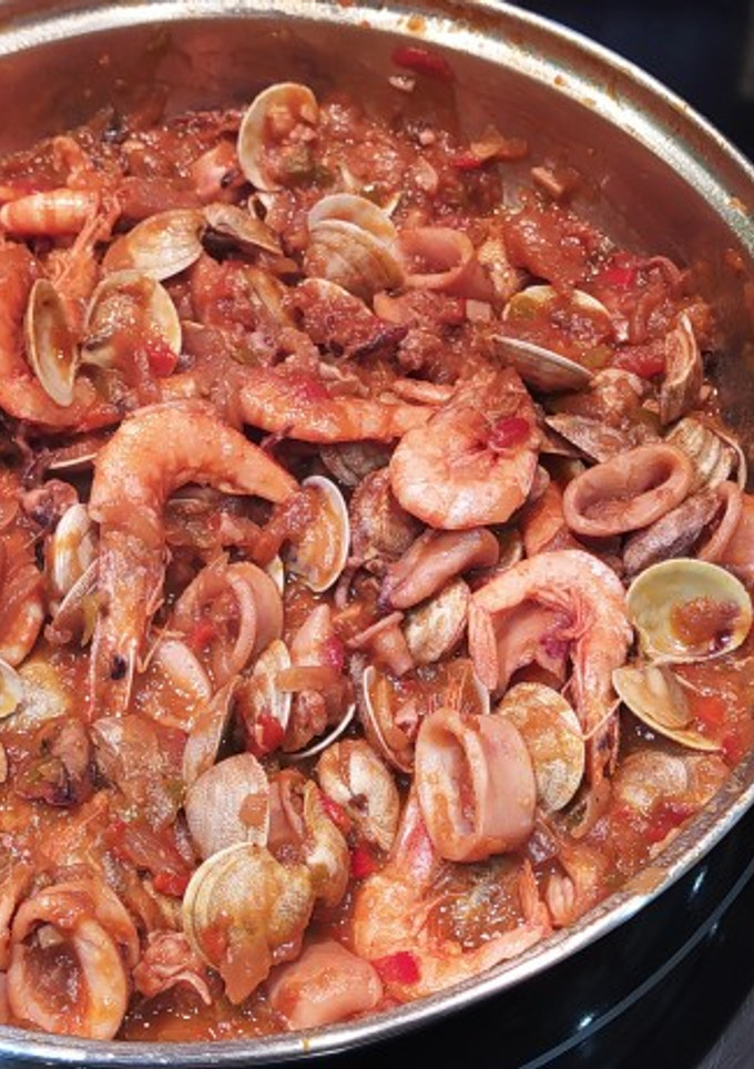 Una foto de Chipirones con almejas y gambas en marinera corta