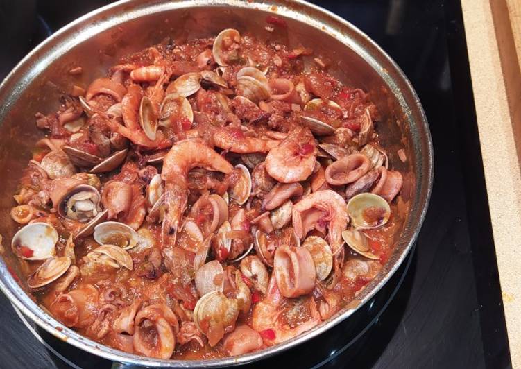 Chipirones con almejas y gambas en marinera corta