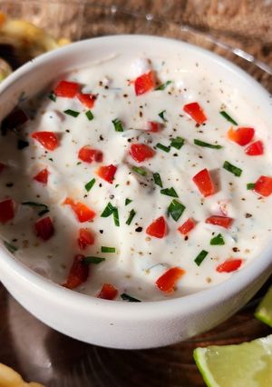 Una foto de 🌶️Dip de yogur griego, jalapeño, lima y cilantro 🌶️