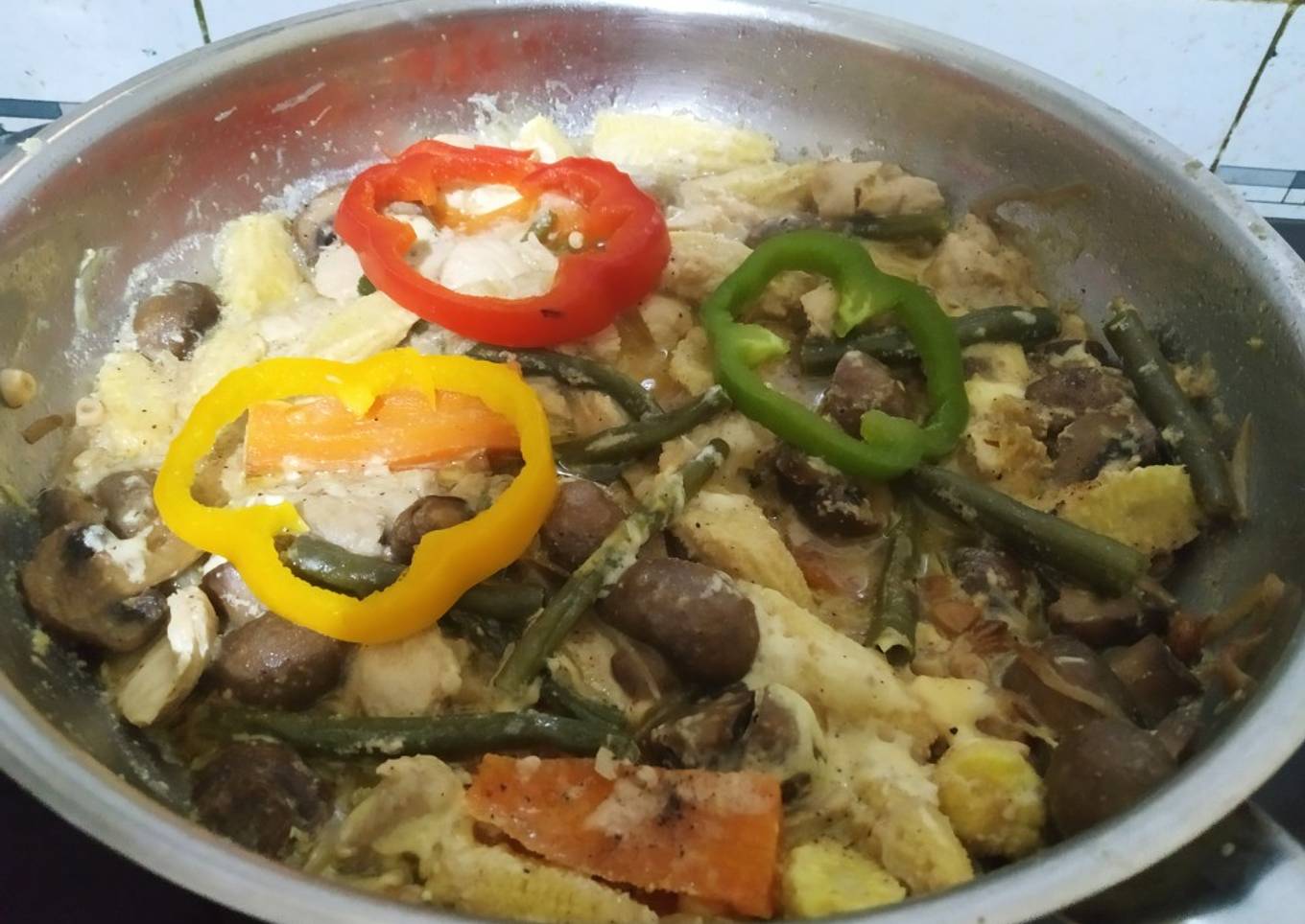 Cheesy chicken and vegetable skillet
