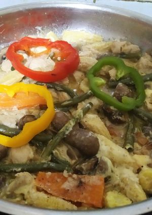 A picture of Cheesy chicken and vegetable skillet.