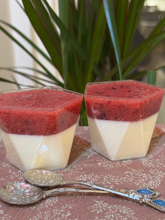 Erdei gyümölcsös Panna Cotta recept fotója