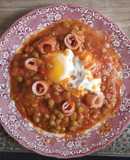 Arvejas estofadas sobre colchón de puré de papas