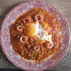 Foto principal de Arvejas estofadas sobre colchón de puré de papas