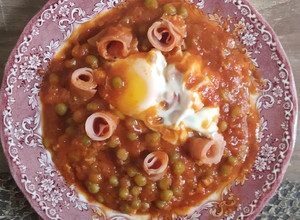 Una foto de Arvejas estofadas sobre colchón de puré de papas