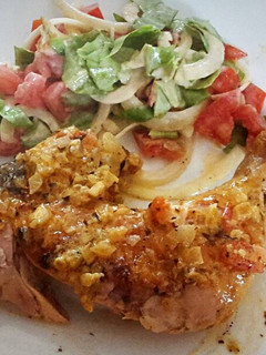 Una foto de Pollo al limón con ensalada