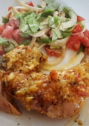 Una foto de Pollo al limón con ensalada