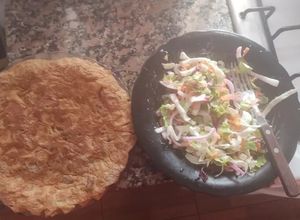 Una foto de Tortilla de papas hervida con ensalada de repollo