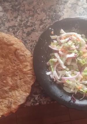 Una foto de Tortilla de papas hervida con ensalada de repollo