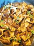 Shitake (shiitake) gomba szotírozva / sauté